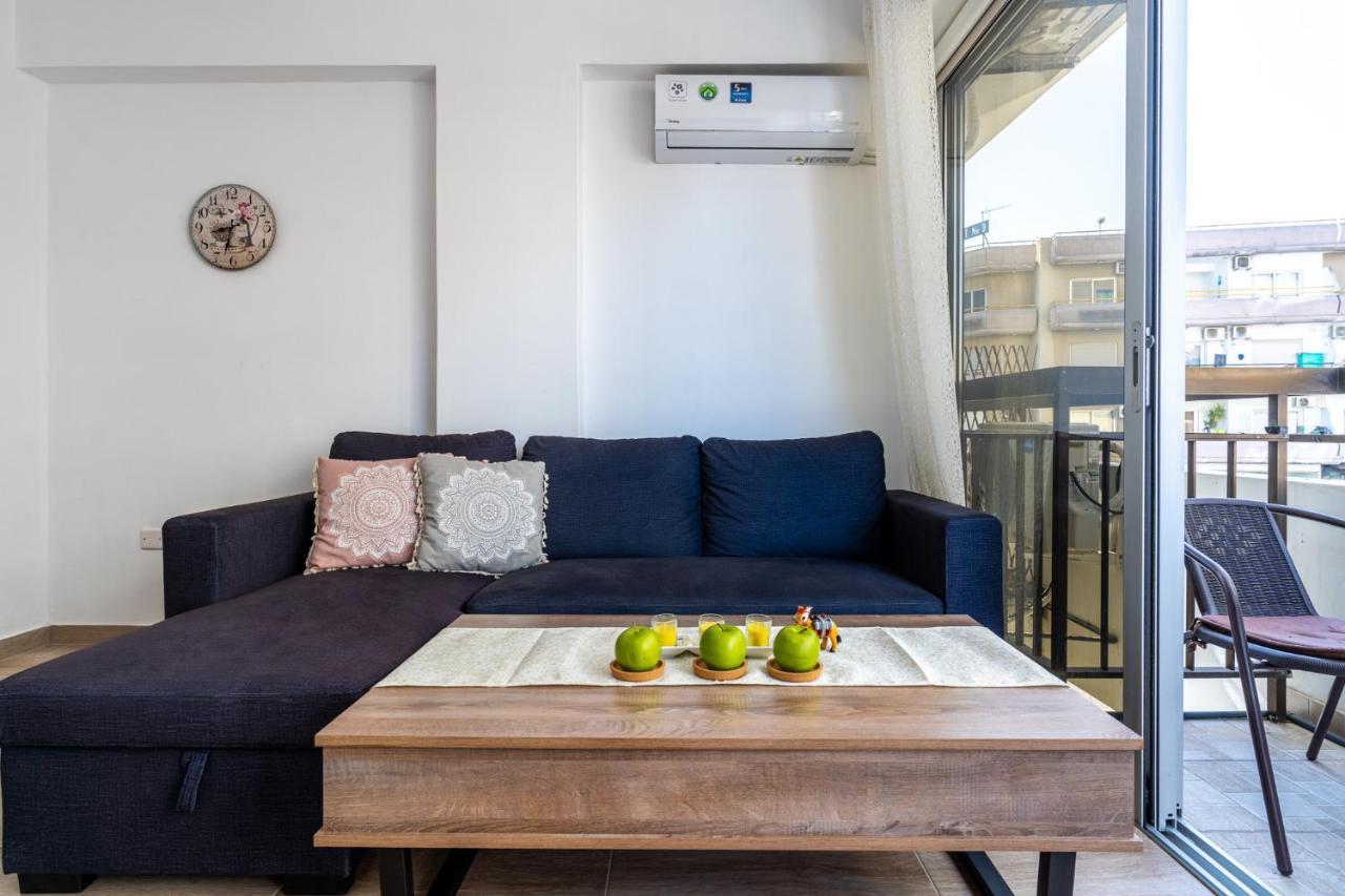 Berries 1-Br Apt In Larnaca Esterno foto